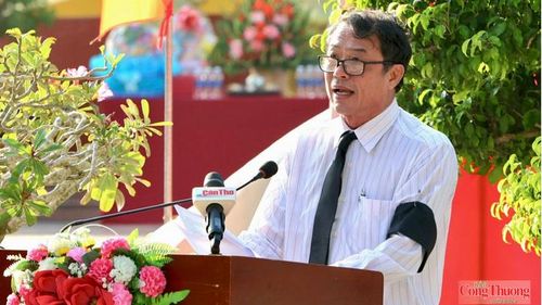 Ông Nguyễn Văn Khởi - Phó Chủ tịch UBND thành phố, Trưởng Ban Chỉ đạo 515 TP. Cần Thơ, đọc điếu văn tại buổi lễ.