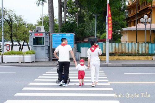 Với các gia đình, chuyến xuống phố dịp này cũng là dịp để các thành viên cùng lưu lại hình ảnh. Những em nhỏ được mặc trang phục mang màu sắc đỏ, trắng, cầm lá cờ nhỏ trên tay, theo bố mẹ đến các địa điểm quen thuộc của Hà Nội. Giữa dòng người, những khoảnh khắc ấy tạo nên một bức tranh sinh động khi nhiều thế hệ cùng háo hức đón chờ ngày đại lễ.