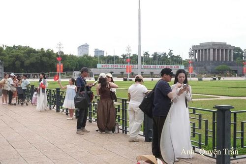 Khi thời tiết thuận lợi trở lại, những không gian vốn đã rực sắc cờ cũng trở thành điểm đến của người dân. Tại khu vực Lăng Chủ tịch Hồ Chí Minh, nhiều nhóm bạn, gia đình tranh thủ xuống phố, chụp ảnh trước ngày đại lễ.