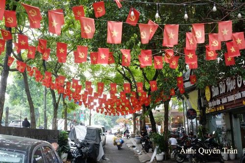 Không chỉ ở những tuyến phố trung tâm, sắc đỏ của ngày lễ còn hiện diện trong những không gian gần gũi hơn. Tại nhiều con ngõ, khu dân cư, người dân treo Quốc kỳ trước cửa nhà, cửa hàng, khiến những không gian vốn quen thuộc cũng mang diện mạo khác trong những ngày cận Quốc khánh 2/9.