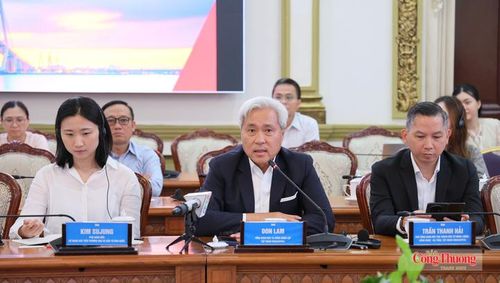Đại biểu - nhà đầu tư quốc tế đóng góp ý kiến tại hội nghị.