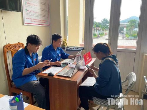 Đoàn thanh niên xã Luận Thành hỗ trợ công dân thực hiện dịch vụ công trực tuyến.
