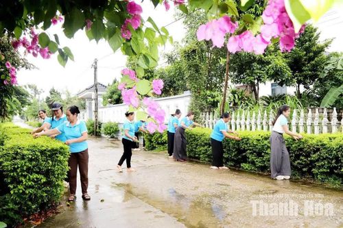 Cán bộ, hội viên phụ nữ xã Thọ Ngọc chăm sóc hàng rào xanh.