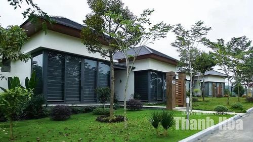 Hàng nghìn cây xanh cùng những bãi cỏ rộng được bố trí trong khuôn viên, tạo nên những khoảng không thoáng đãng, trong lành. Thay vì phủ kín cảnh quan bằng các công trình, khu nghỉ dưỡng dành nhiều diện tích cho cây cối và không gian mở.