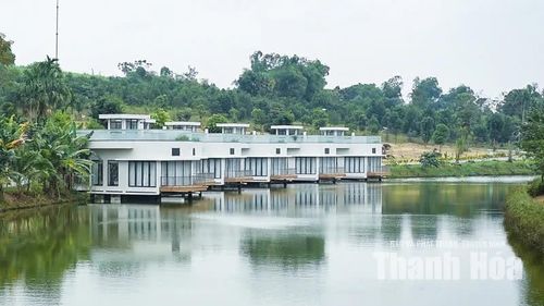 Những bungalow, villa được bố trí dựa lưng vào sườn đồi, trải dài theo ven hồ, thay vì tạo cảm giác một công trình tách biệt với cảnh quan.