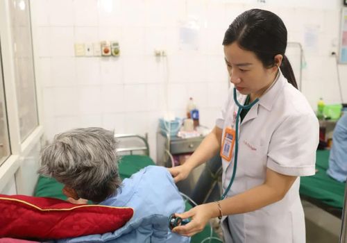 Bác sĩ Bệnh viện Đa khoa Bá Thước thăm khám cho bệnh nhân.