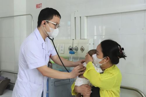 Tại Bệnh viện Nhi Thanh Hóa, các bác sĩ thường xuyên tiếp nhận, điều trị trẻ mắc các bệnh lý đường hô hấp.