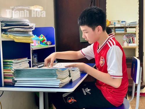 Hè chớm cũ cũng là lúc các em nhỏ háo hức chờ đón mùa thu ngày khai trường cùng niềm bên trang sách mới.