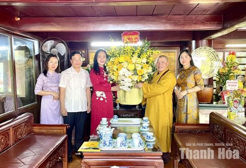 Giám đốc Sở Dân tộc và Tôn giáo Vũ Thị Hương tặng hoa chúc mừng Thượng tọa Thích Tâm Chính, Ủy viên Hội đồng Trị sự Trung ương GHPG Việt Nam, Trưởng Ban Trị sự GHPG tỉnh, trụ trì chùa Khánh Quang.