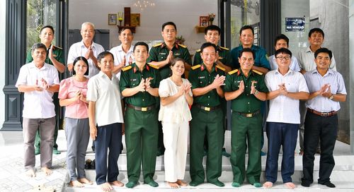 Bàn giao nhà cho Đại úy Quân nhân chuyên nghiệp Nguyễn Văn Cảnh, Nhân viên Quân lực, Quân khí kiêm Thủ kho, Ban Chỉ huy Quân sự xã Cô Tô.