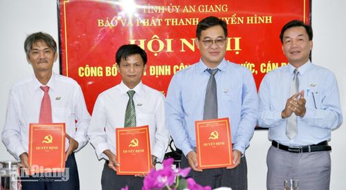 Phó Giám đốc Báo và phát thanh, truyền hình An Giang Nguyễn Công Tính trao quyết định bổ nhiệm viên chức giữ chức Phó Trưởng phòng Kỹ thuật - Công nghệ.