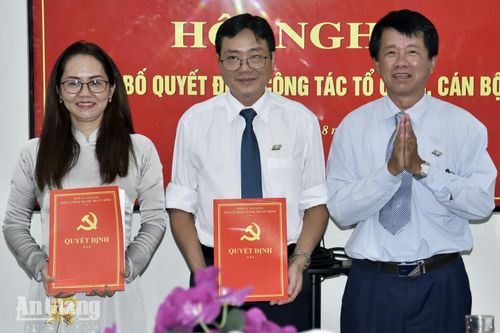 Phó Bí thư Đảng ủy, Phó Giám đốc Thường trực Báo và phát thanh, truyền hình An Giang Nguyễn Tấn Vạn trao quyết định bổ nhiệm viên chức giữ chức Phó Chánh Văn phòng.