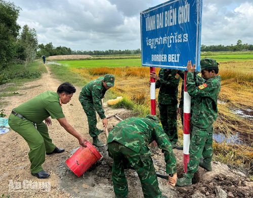 Cán bộ, chiến sĩ Đồn Biên phòng cửa khẩu Giang Thành cùng các lực lượng tiến hành thi công cắm biển báo trong khu vực biên giới.
