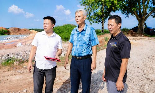 Đảng viên thôn Chi Lễ, xã Mỹ Thái khảo sát thực tế để vận động người dân đồng thuận bàn giao mặt bằng, xây dựng khu công nghiệp trên địa bàn.