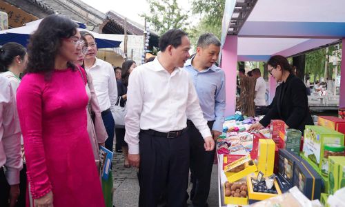  Các đại biểu tham quan, tìm hiểu các sản phẩm đặc trưng của tỉnh Bắc Ninh được trưng bày, giới thiệu tại phố đi bộ Bách Hoa Châu, thành phố Tế Nam, tỉnh Sơn Đông (Trung Quốc). 
