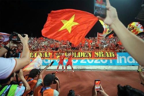  Các tuyển thủ Việt Nam giương cao lá quốc kỳ chạy quanh sân sau khi trận đấu kết thúc, khép lại hành trình hoàn hảo bảo vệ ngôi vô địch. 
