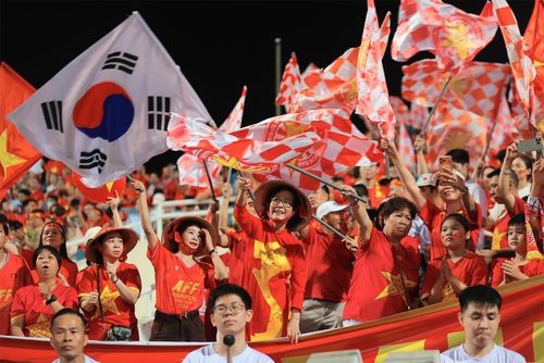  Khán giả đến sân cổ vũ cho đội tuyển Việt Nam.  