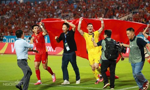  Huấn luyện viên Kim Sang-sik (giữa) mừng chức vô địch cùng các học trò Văn Hậu (trái) và Lê Giang Patrik (phải), trên sân Mỹ Đình, Hà Nội tối 26/8. 