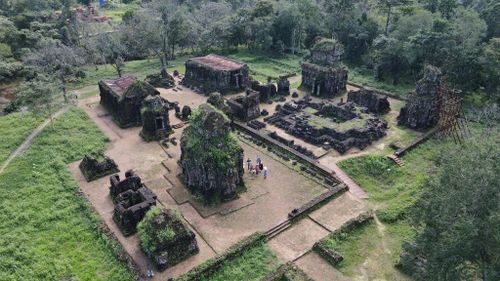 Khu tháp B,C,D Mỹ Sơn nằm lọt thỏm giữa rừng. Ảnh: VĨNH LỘC