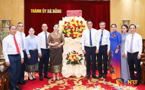 Tổng Lãnh sự Vonkham Chuengmanivong (thứ 5, bên trái sang) tặng hoa chúc mừng lãnh đạo thành phố nhân kỷ niệm 81 năm ngày Quốc khánh 2/9. Ảnh: NGỌC PHÚ