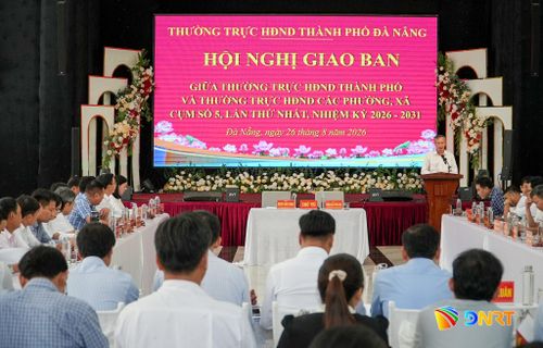 Phó Chủ tịch HĐND thành phố Đoàn Ngọc Hùng Anh gợi mở các nội dung thảo luận. Ảnh: HỒ QUÂN