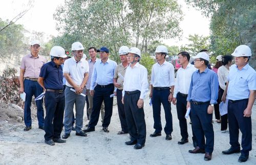Đoàn giám sát của Thường trực HĐND thành phố giám sát hoạt động khai thác khoáng sản tại xã Núi Thành. Ảnh: HỒ QUÂN