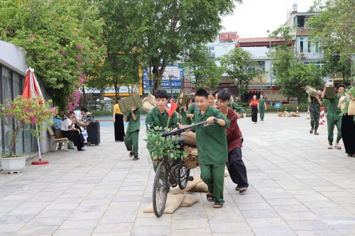 Học sinh Trường THCS Thanh Bình, phường Điện Biên Phủ tham gia trải nghiệm xe đạp thồ.