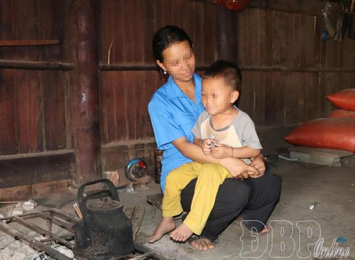 Sau kết hôn, em Vừ Thị B., bản Tìa Ló, xã Pu Nhi quanh năm việc nhà, chăm sóc con cái.
