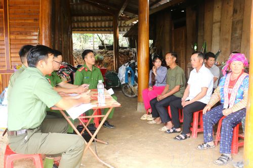 Người dân bản Trống Dình được lực lượng Công an xã tuyên truyền pháp luật về phòng, chống ma túy.