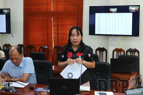 Đại diện lãnh đạo Văn phòng Đăng ký đất đai tỉnh giải đáp thắc mắc, khó khăn của các xã.