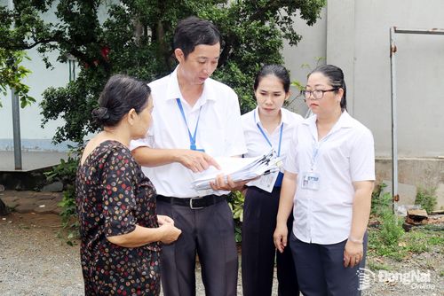 Cán bộ phường Biên Hòa hỗ trợ người dân giải quyết thủ tục cấp giấy chứng nhận quyền sử dụng đất, quyền sở hữu tài sản gắn liền với đất lần đầu. Ảnh minh họa: Hoàng Lộc