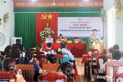 Đại diện lãnh đạo xã Đa Kia trao đổi làm rõ các ý kiến đặt ra tại hội nghị đối thoại. Ảnh: Nga Sơn