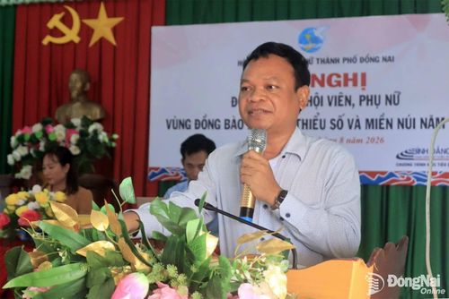 Phó Giám đốc Sở Dân tộc và Tôn giáo Điểu Nen thông tin, giải đáp các ý kiến liên quan đến chính sách dân tộc của Đảng, Nhà nước. Ảnh: Nga Sơn