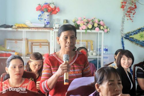 Đại diện cán bộ, hội viên, phụ nữ xã Đa Kia phát biểu ý kiến tại hội nghị. Ảnh: Nga Sơn