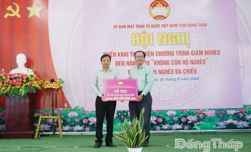 Ban Thường trực Ủy ban MTTQ Việt Nam tỉnh Đồng Tháp trao Bảng tượng trưng hỗ trợ nhà Đại đoàn kết cho xã Tân Long.