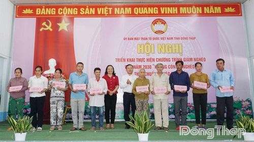 Trao Bảng tượng trưng hỗ trợ vốn sản xuất, sinh kế cho các hộ nghèo tại hội nghị.