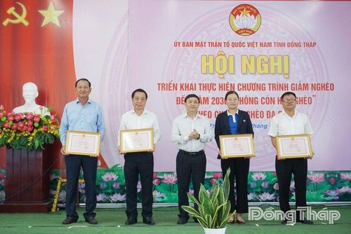 Lãnh đạo tỉnh Đồng Tháp trao Bằng khen của UBND tỉnh cho các tập thể có thành tích xuất sắc, đóng góp tích cực cho công tác an sinh xã hội.