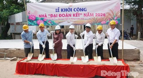 Lãnh đạo tỉnh Đồng Tháp và các đại biểu thực hiện nghi thức khởi công xây dựng nhà “Đại đoàn kết” cho hộ dân tại xã Tân Long.