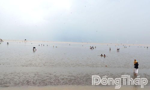 Thủy triều rút tạo nên "biển vô cực", mang đến trải nghiệm thú vị cho du khách khi dạo bước trên nền cát trải dài giữa biển.