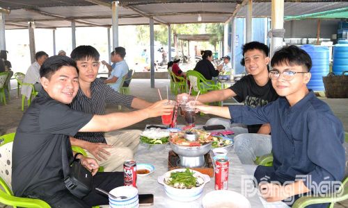 Các nhóm du khách thưởng thức hải sản tại nhà hàng khu vực biển Tân Thành.