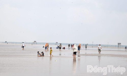 Du khách trải nghiệm, chụp ảnh tại "biển vô cực" Tân Thành khi thủy triều rút.