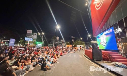Đông đảo người dân theo dõi trận đấu tại siêu thị Go Mỹ Tho.