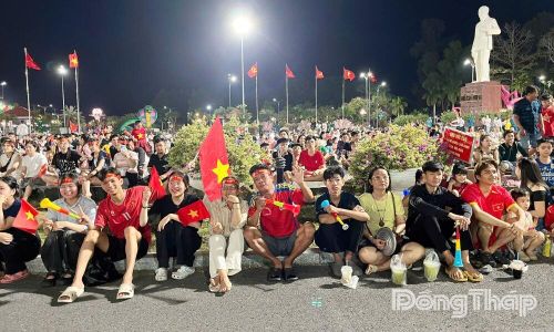 Nhiều gia đình, bạn trẻ chọn Quảng trường Sa Đéc làm điểm xem bóng đá cộng đồng.