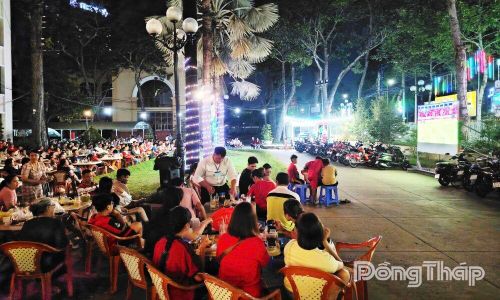 Màn hình LED cỡ lớn được lắp đặt phục vụ người dân theo dõi trận đấu giữa đội tuyển Việt Nam và Thái Lan.