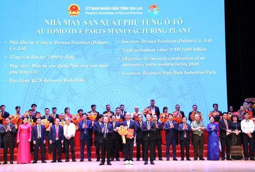 Lãnh đạo tỉnh Gia Lai trao quyết định chấp thuận chủ trương đầu tư và giấy chứng nhận đăng ký đầu tư cho nhà đầu tư. Ảnh: Tiến Sỹ