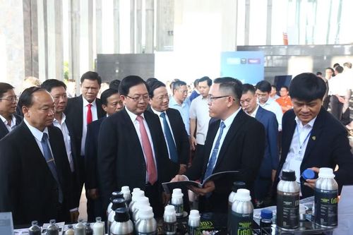Phó Thủ tướng Chính phủ Hồ Quốc Dũng (đứng thứ 2 từ trái qua) cùng lãnh đạo tỉnh tham quan các gian hàng trưng bày sản phẩm tiêu biểu. Ảnh: Tiến Sỹ