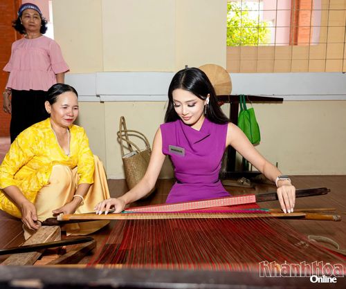 Thí sinh Mông Cổ chăm chú với bài học dệt thổ cẩm tại Làng nghề Mỹ Nghiệp.
