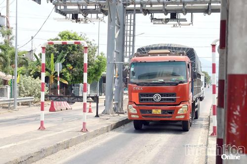 Xe qua Trạm thu phí Cam Thịnh.