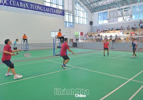 Các vận động viên tranh tài môn cầu lông.