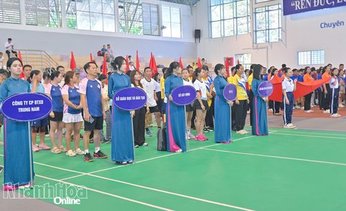 Các đoàn vận động viên tham gia hội thao.